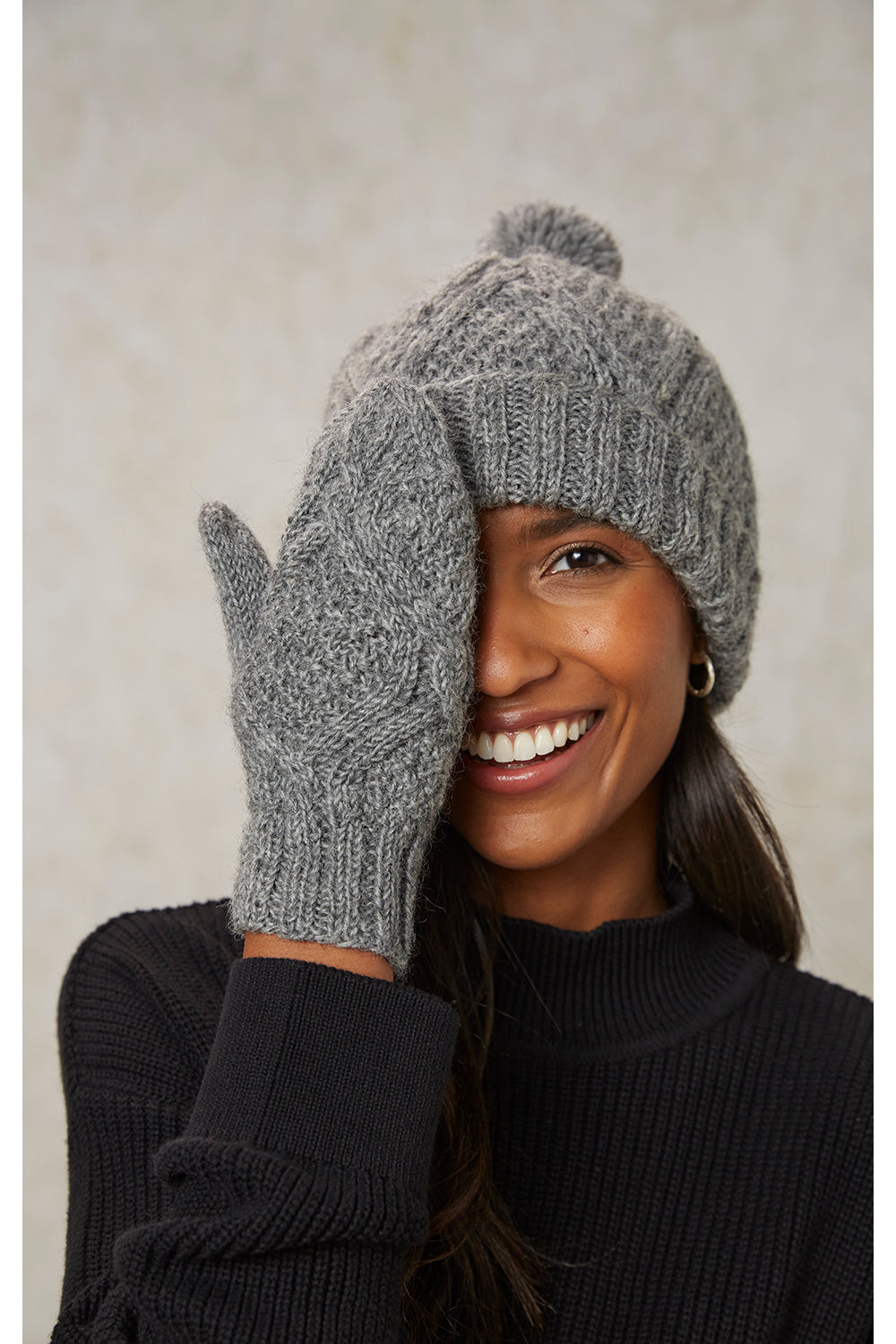 Diamond Hand Knit Mittens | Grey