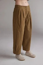 Pleated Volume Pants | Curry